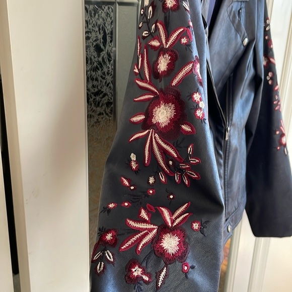 Guess Embroidered Jacket - Picture 4 of 6